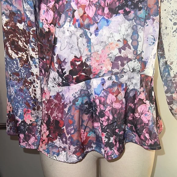 Beautiful Floral Blouse!🌸🍍🍍🍍 - Picture 6 of 8